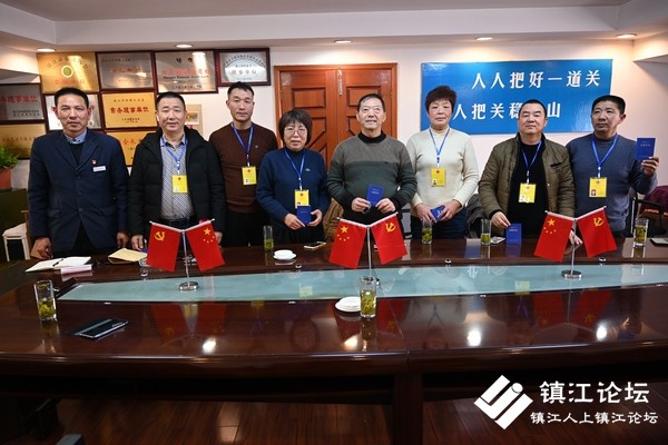 市红十字会为驾驶员颁发红十字志愿者证