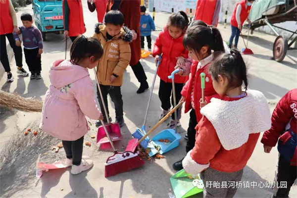 心中装有“爱”，行中有“奉献”——盱眙县河桥镇中心幼儿园开展了“大手牵小手一起学雷锋”主题活动