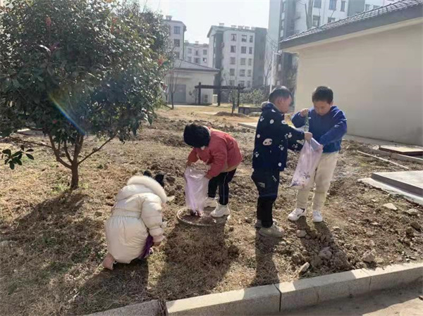 学习雷锋精神，争做小小志愿者——盱眙县维桥乡中心幼儿园开展“学习雷锋精神，争做小小志愿者”主题教育活动