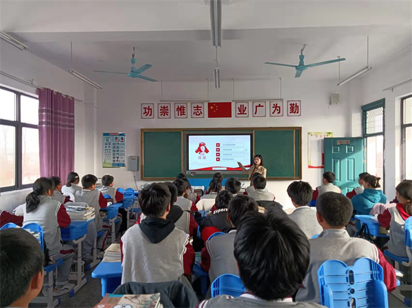 春风三月暖，雷锋精神传——盱眙县管镇中学召开主题班会