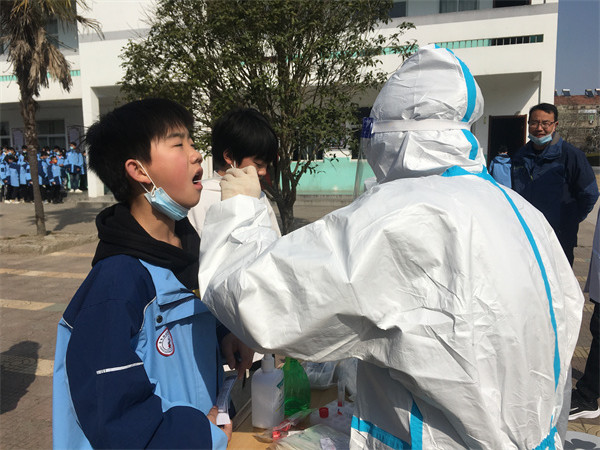 核酸检测入校园，打好安全组合拳  ——盱眙县维桥初级中学开展核酸检测入校园活动