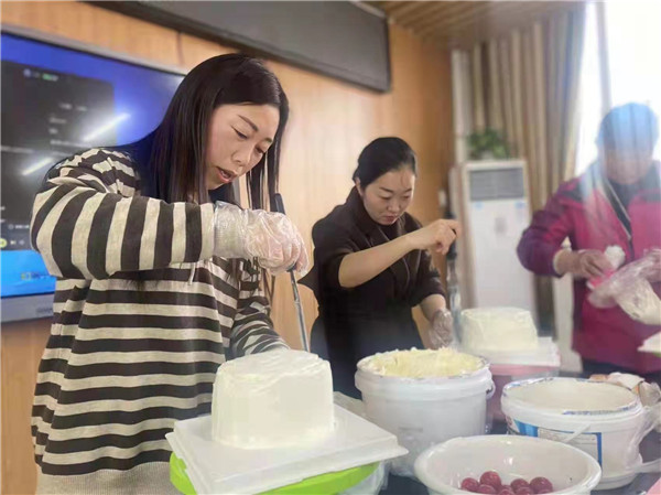盱眙县仇集中心幼儿园开展“感恩有你  与爱同行”庆祝三八节活动