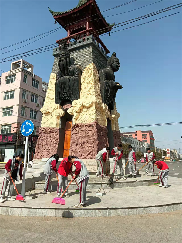 学雷锋 爱家园——盱眙县管镇中学开展义务清扫活动