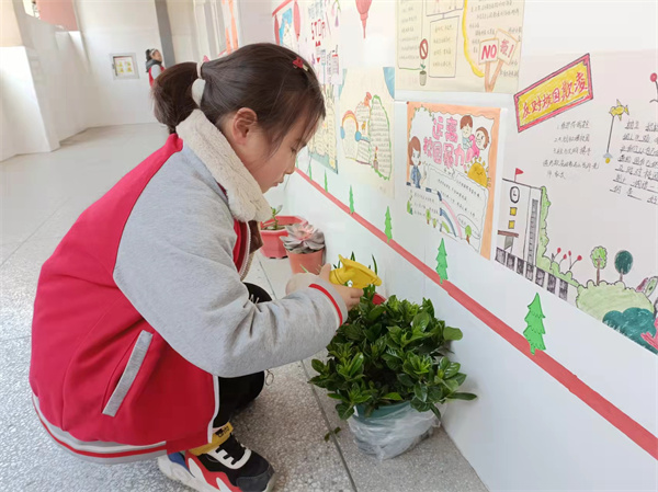 绿植养护  爱的守护  ——盱眙县实验小学开展争做绿色小雷锋活动