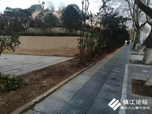 镇江中山西路人行道边垃圾带垃圾已清除干净
