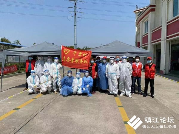丹徒区谷阳镇党政领导志愿者参加村民核酸检测维序及查验行程码