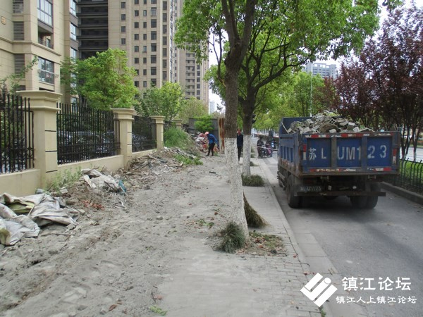 围墙坍塌现海量垃圾，街道城管立即清除净