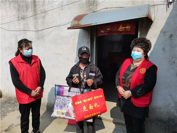 跟着红姐学雷锋  看望慰问在行动