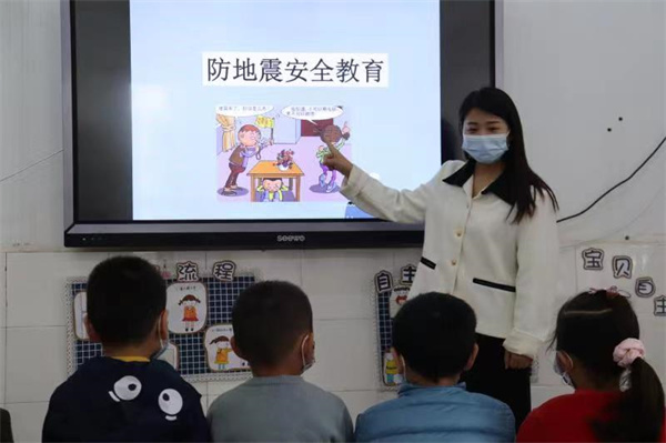 盱眙县马坝镇中心幼儿园开展地震应急疏散演练活动