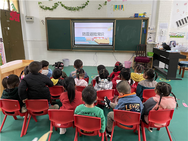 盱眙县兴隆乡中心幼儿园开展“5·12”防震减灾安全演练