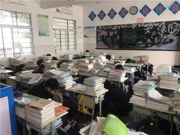 盱眙县明祖陵中学开展防地震应急疏散逃生演练活动