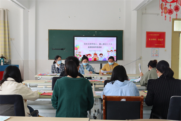 盱眙县马坝镇中心幼儿园开展“党的光辉照我心  童心喜迎二十大”主题绘画评选与颁奖活动