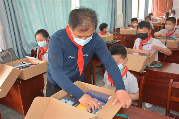 金叶护花蕊 书香伴成长  ——淮安市烟草局志愿服务活动走进盱眙县天泉湖小学