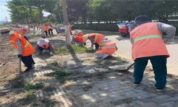 骄阳下的城市“美容师”