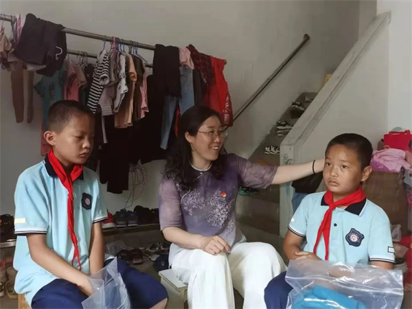 “点亮三盏灯 守护童心梦”——盱眙县城南实验小学“主题党日”走访活动