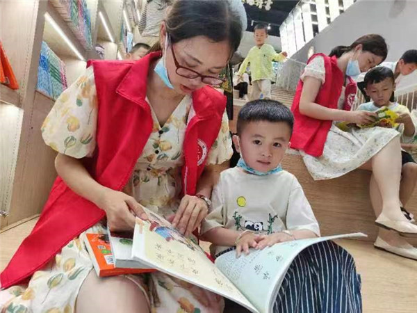 书香暖童心 携手助成长——盱眙县盱城街道中心幼儿园开展关爱困境儿童活动