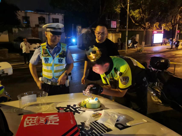 交警铁骑队员在岗位上庆生
