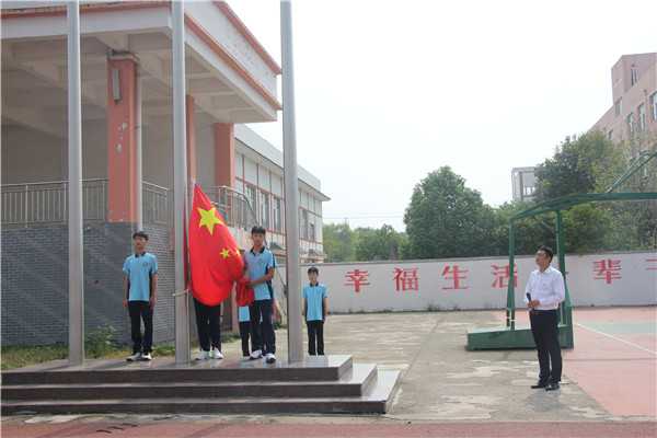 盱眙县马坝初中举行新学期升旗仪式
