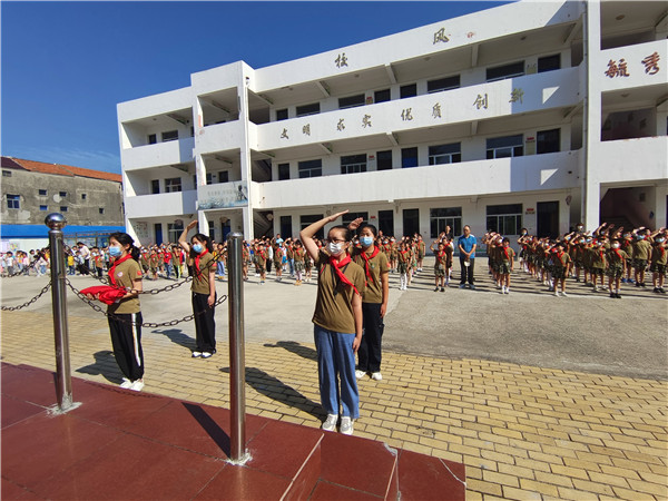 盱眙县黄花塘镇中心小学举行升旗仪式