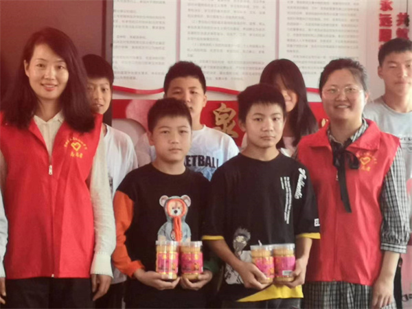 党建引领送温暖，福满中秋情更浓——盱眙县天泉湖中学党支部开展主题党日活动