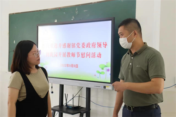 盱眙县马坝镇党委政府到盱眙县马坝镇中心幼儿园开展教师节慰问活动