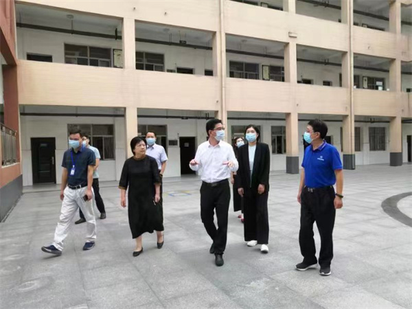 盱眙县孙志标县长到县实验小学慰问优秀教师代表