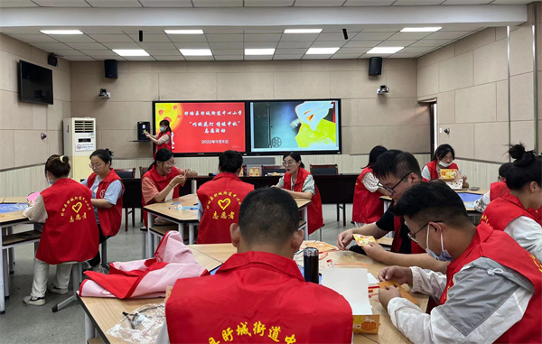 巧做花灯 情暖中秋——盱眙县盱城街道中心小学开展迎中秋主题活动