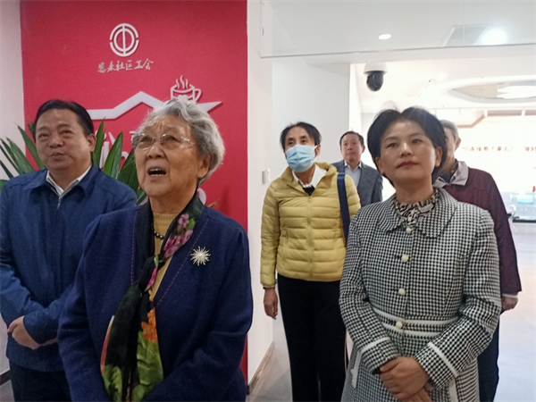 践行恩来崇高品质 建设温暖幸福家园 ：周恩来侄女周秉德一行参观恩来社区