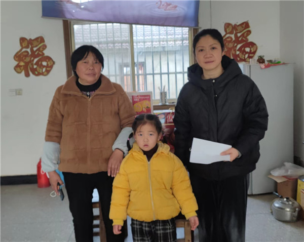 盱眙县穆店中心幼儿园党支部开展“党心暖童心，关爱困境留守儿童”主题党日活动