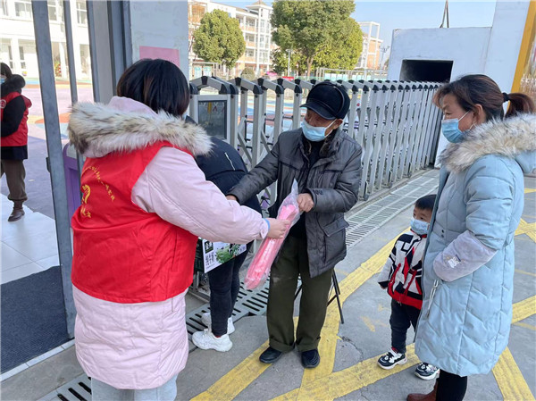 温暖寒冬 爱心互助——盱眙县盱城街道中心幼儿园开展慰问困难幼儿活动