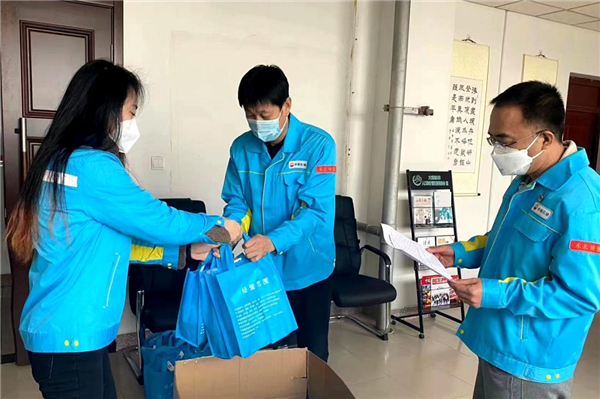为员工发放“健康防疫包”助力企业恢复正常生产
