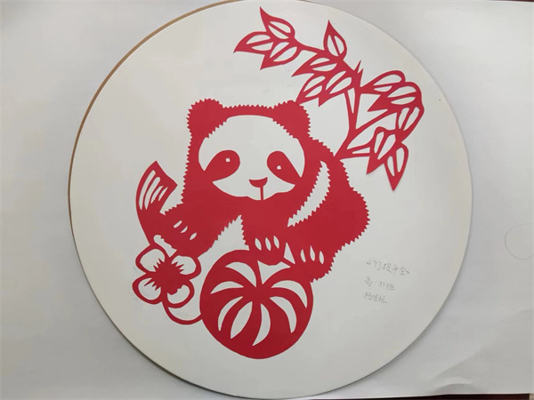 巧手承传统，剪纸庆新年