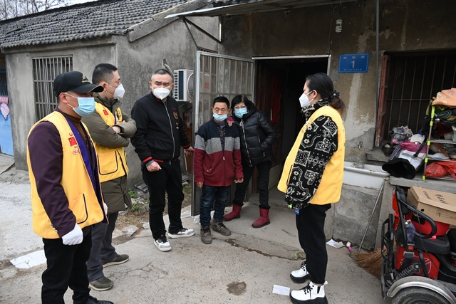 百年润阳爱心团队志愿者为残疾困境家庭维修房屋