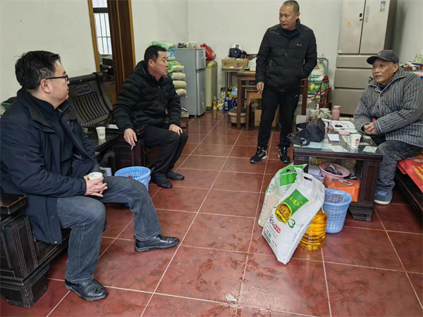 盱眙县仇集中学党支部慰问离退休教职工
