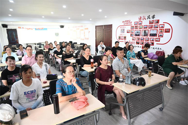 为了惠民演出，金葫芦艺术表演团冒高温排练，向“八一”献礼