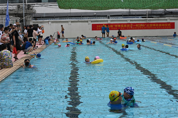 镇江爱心志愿者携星星的孩子赴泳池快乐游