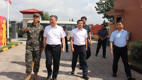 仪征市委书记孙建年率队来青山镇走访慰问驻仪部队