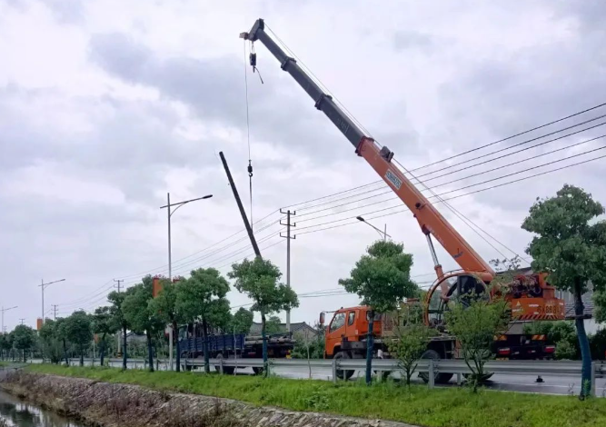 邗江区公道镇河西村：清理废弃电线杆，帮助农户更好作业