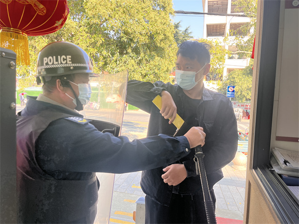 拿出作案工具，试图强行入园.jpg