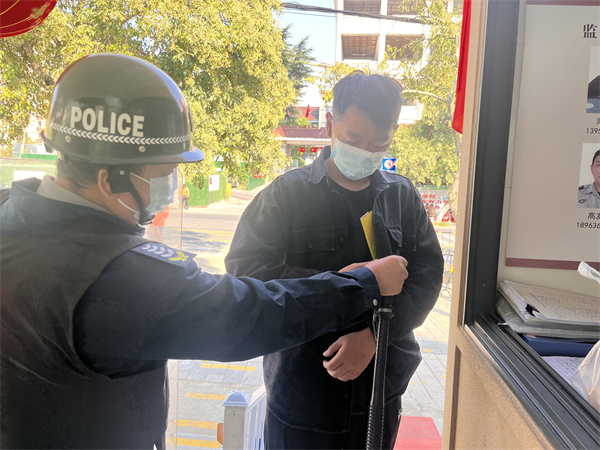 发现工具保安对嫌疑人进行盘查.jpg