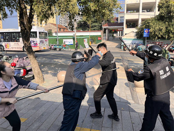 安全员加入战斗.jpg