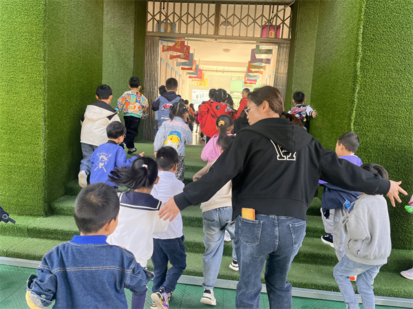 户外活动教师护送幼儿回教室.jpg