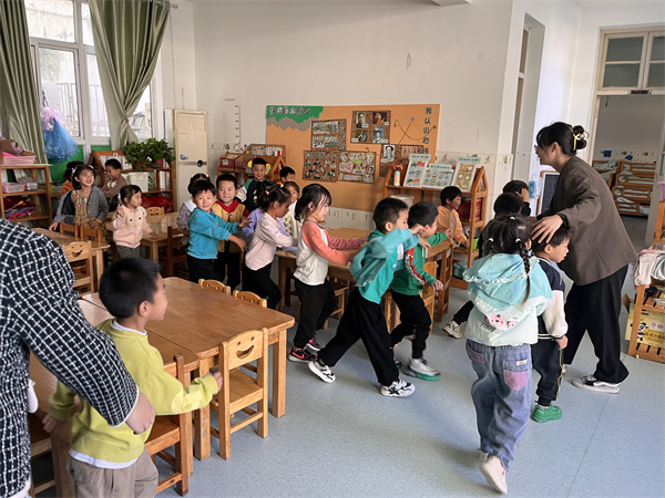 室内活动教师组织幼儿进入睡房躲避.jpg