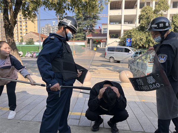 制服嫌疑人，等待警察到来.jpg