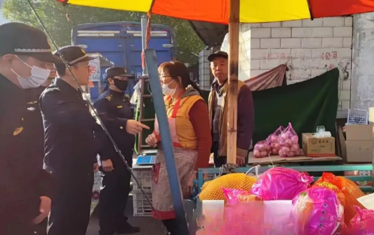 面对占道经营与暴力抗法 仪征城管依法履职，零容忍！