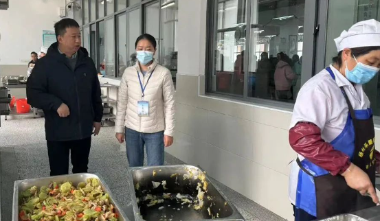 扬州美琪学校：用爱陪餐，共享“食”光