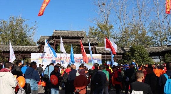 江苏扬州：“龙山杯”冬泳邀请赛在仪征市青山镇举办