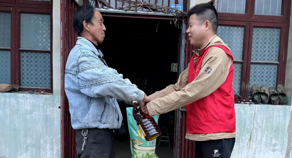 仪征市刘集镇盘古村：寒冬送温暖 御寒暖人心