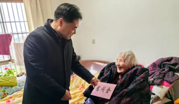 仪征市城管局：丁恩浩局长慰问第一代环卫人
