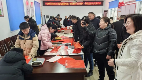 仪征市青山镇沙洲村：串起中国结，绘福迎新年